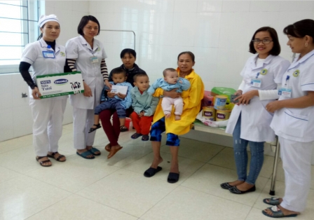 Bệnh viện Đa khoa thị xã Hồng Lĩnh vừa trao 3 triệu đồng tiền mặt và các nhu yếu phẩm hỗ trợ gia đình cháu Tôn Bảo Hưng, đang điều trị tại Khoa Nhi, có hoàn cảnh đặc biệt khó khăn.